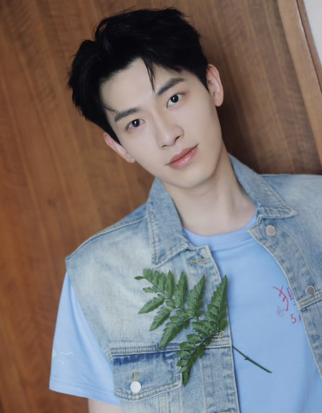 辛云来穿牛仔马甲,好帅哦