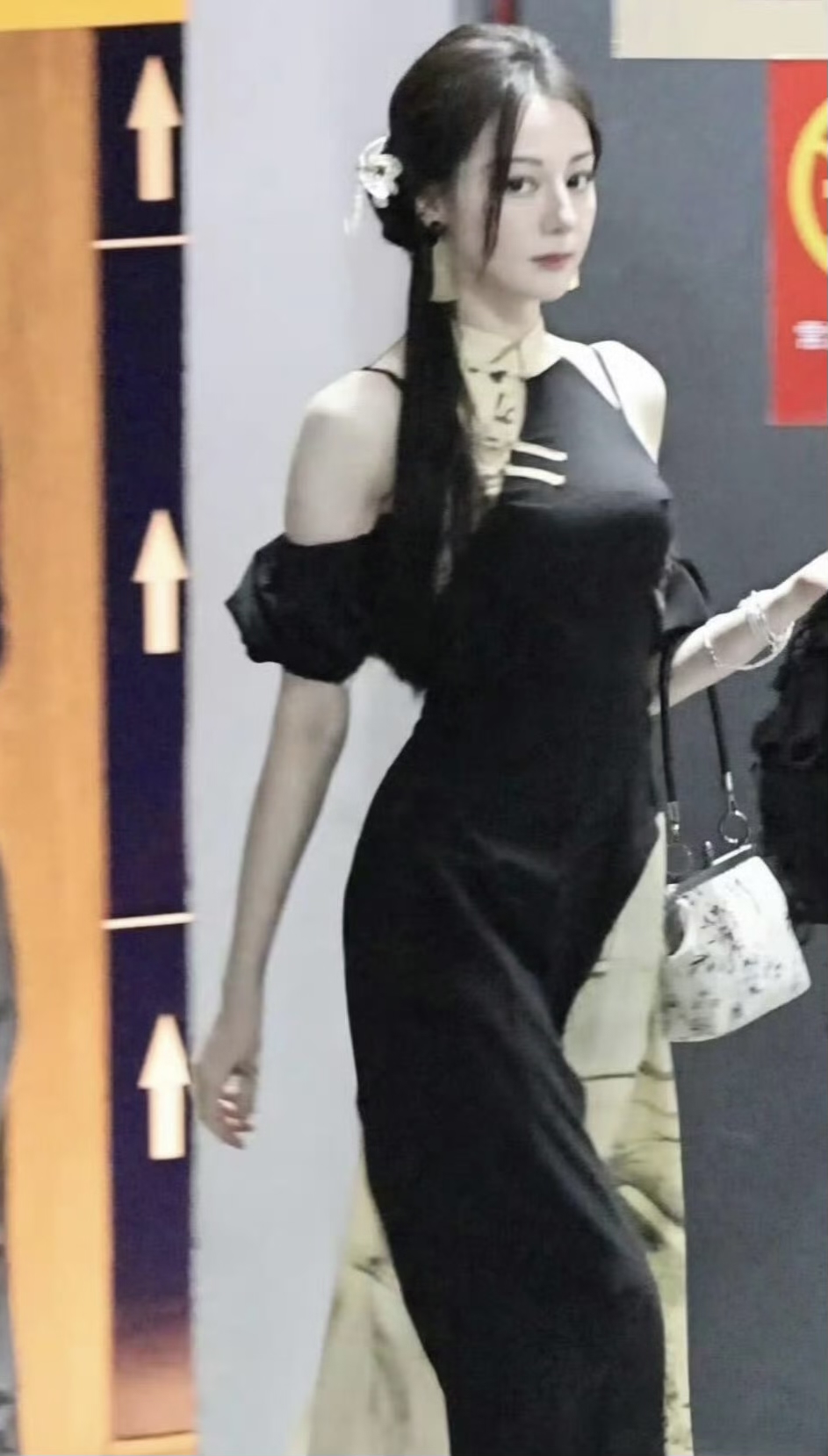 迪丽热巴黑色旗袍好美