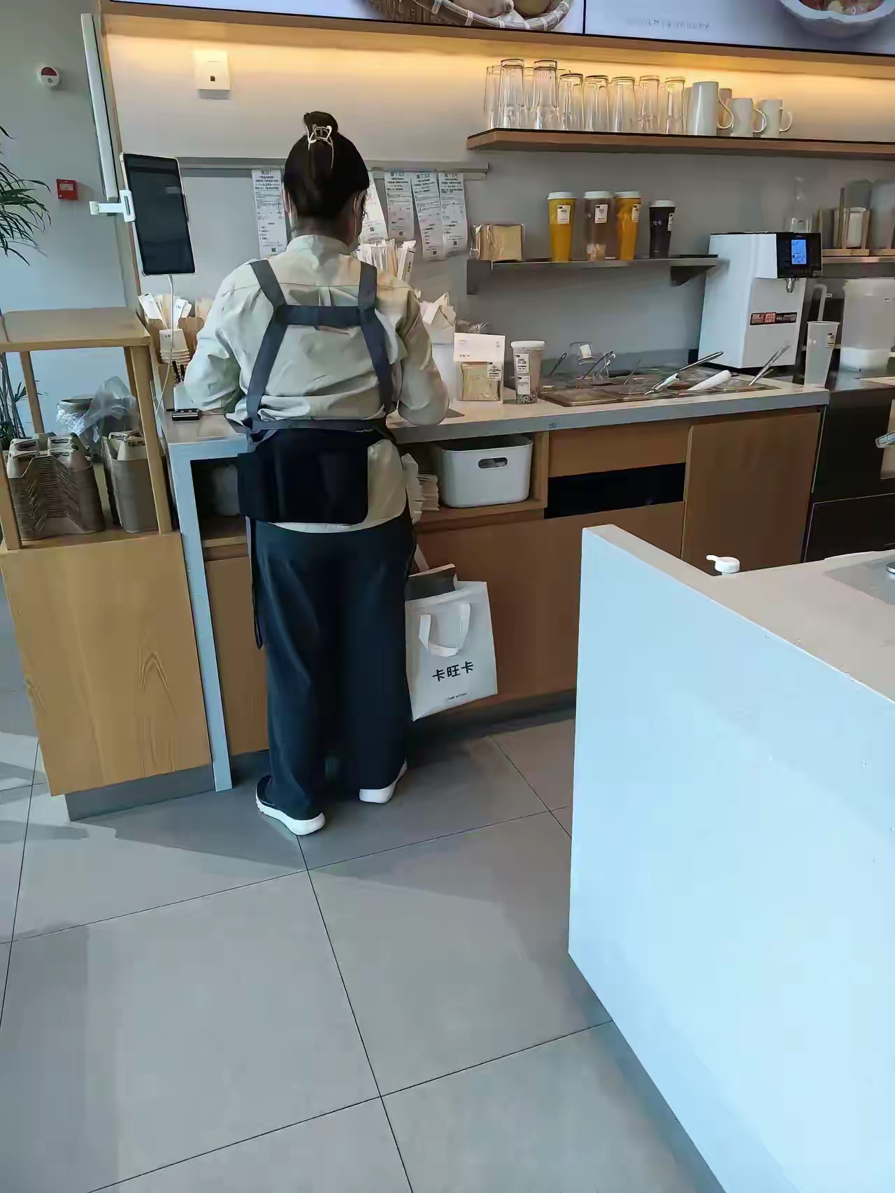 前阵子,我表妹去应聘奶茶店的工作,工资是4500块一个月,每个月能休四