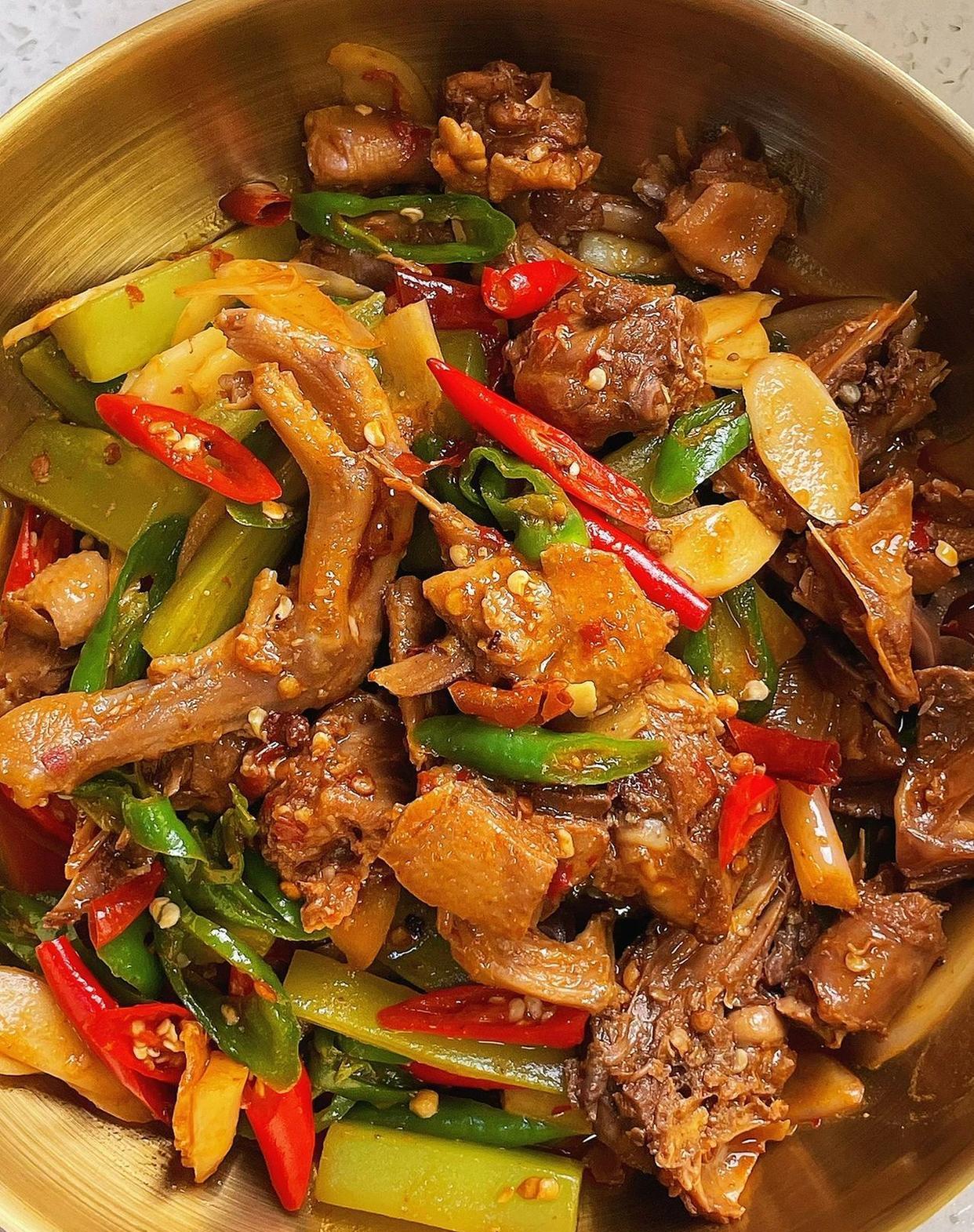 有滋有味的家常仔姜鸭～做法: 1鸭子宰块后洗净,加姜片,料酒焯水后捞