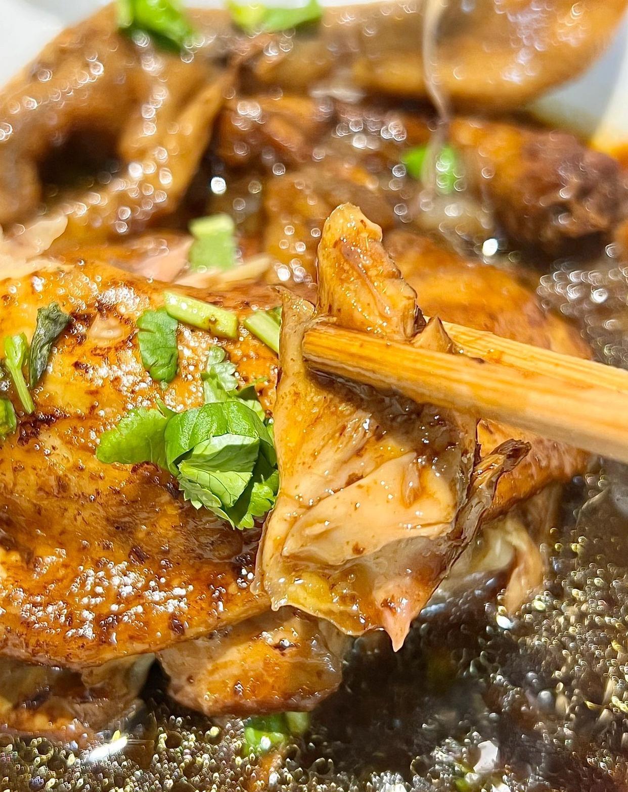 没放一滴水做出来鸡肉超嫩 步骤 1鸡肉洗净放两勺生抽两勺料酒两勺