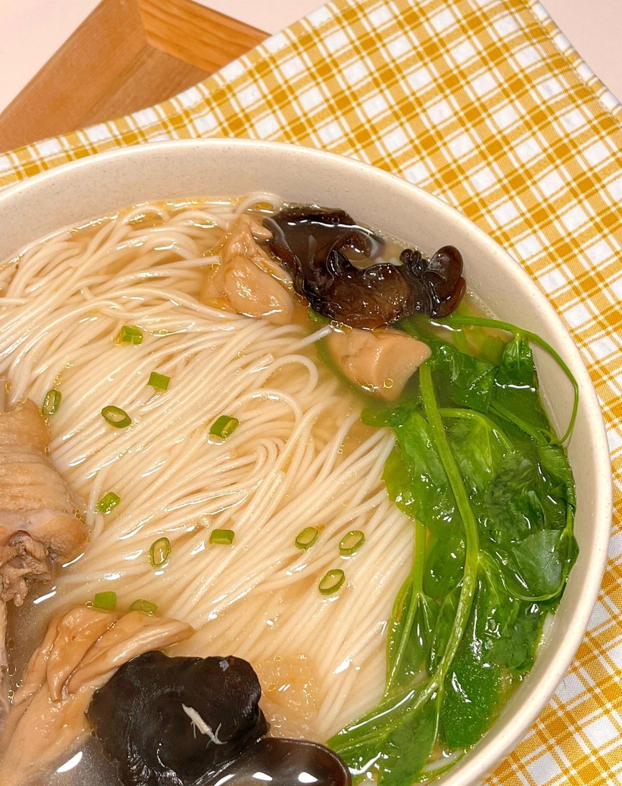 竹笙菌菇鸡汤面汤鲜味美好吃到跺脚 开工啦!