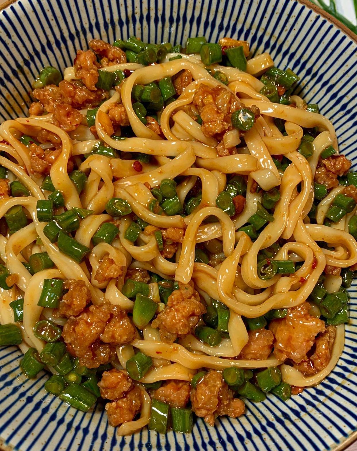 今天给大家分享的是肉沫豆角打卤面很鲜很好吃想吃的赶快做起来吧