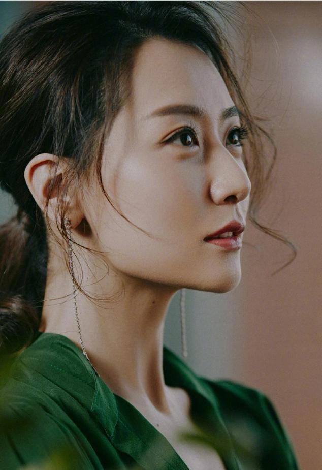 第一次认识白冰是在《神话》,和胡歌搭档,当时她颜值高,资源好,妥妥