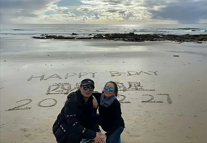 汪峰,章子怡带着怀二胎的她和醒醒在海边庆生,沙滩写着"生日快乐,醒醒