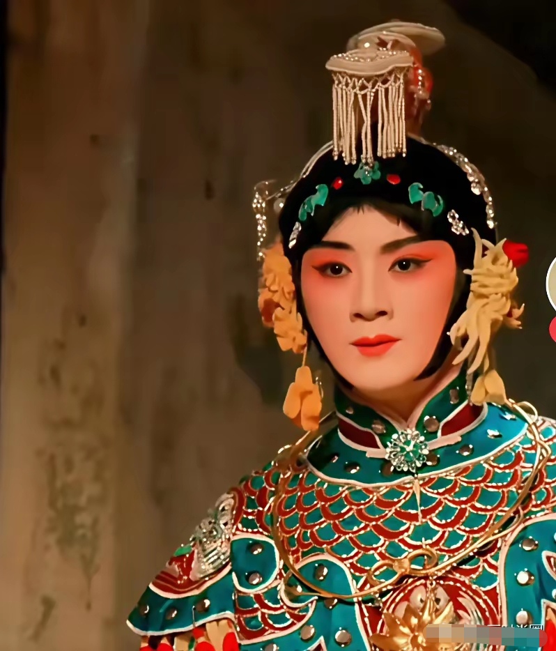余少群男旦扮相堪称一绝 余少群那男旦扮相,在一众男演员里简直是鹤立