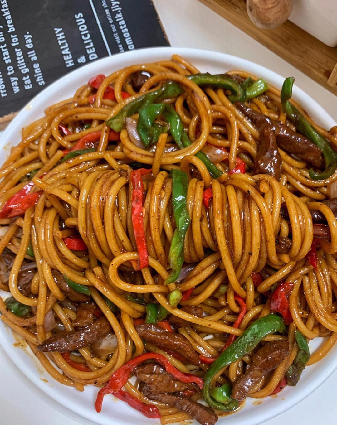 秒杀西餐厅黑椒牛柳意面自己在家也能做的黑椒牛柳意面味道一点也不