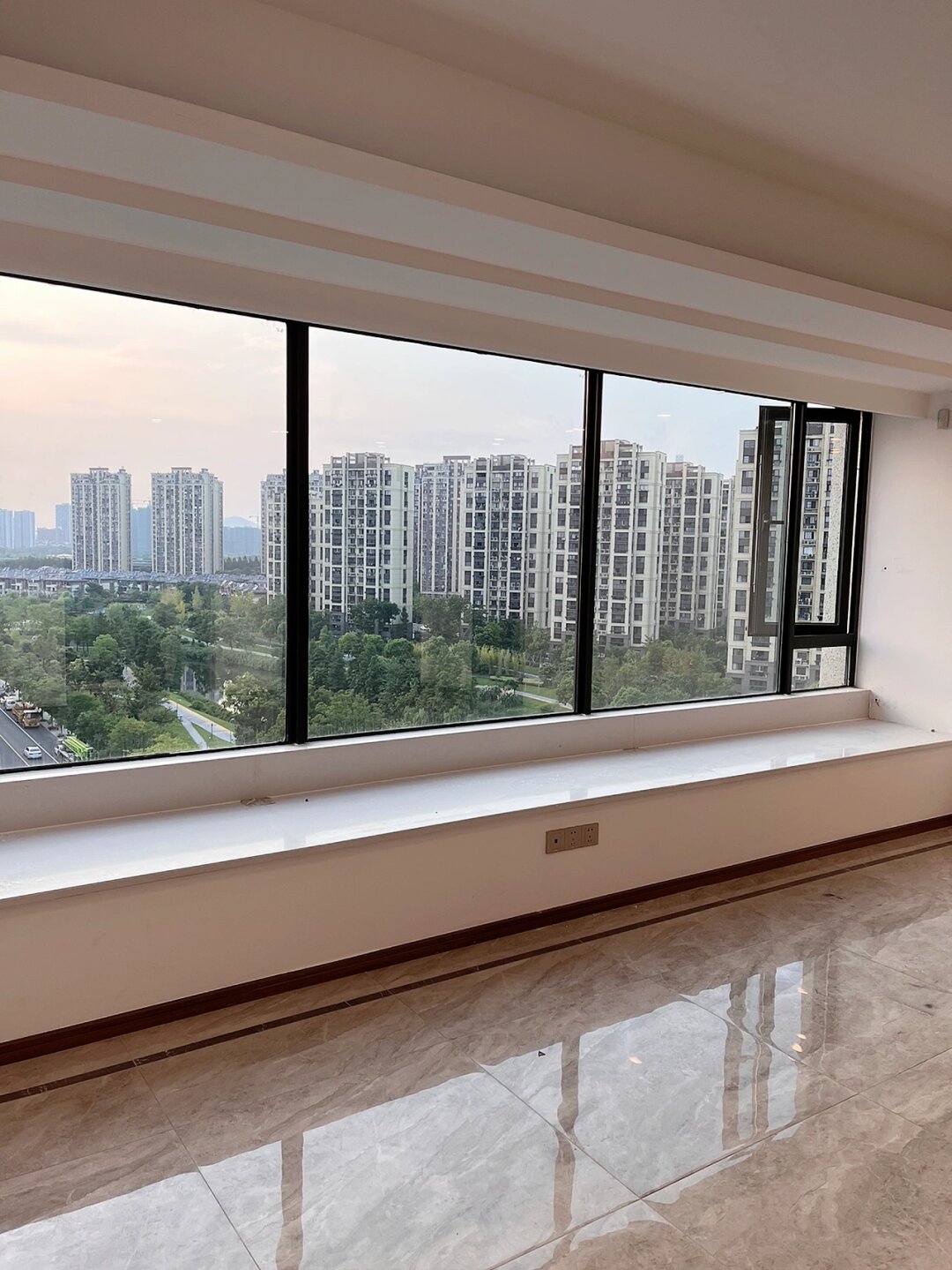 窗户护栏拆除后的效果客厅毛坯房飘窗照片毛坯房子飘窗装修折不折掉