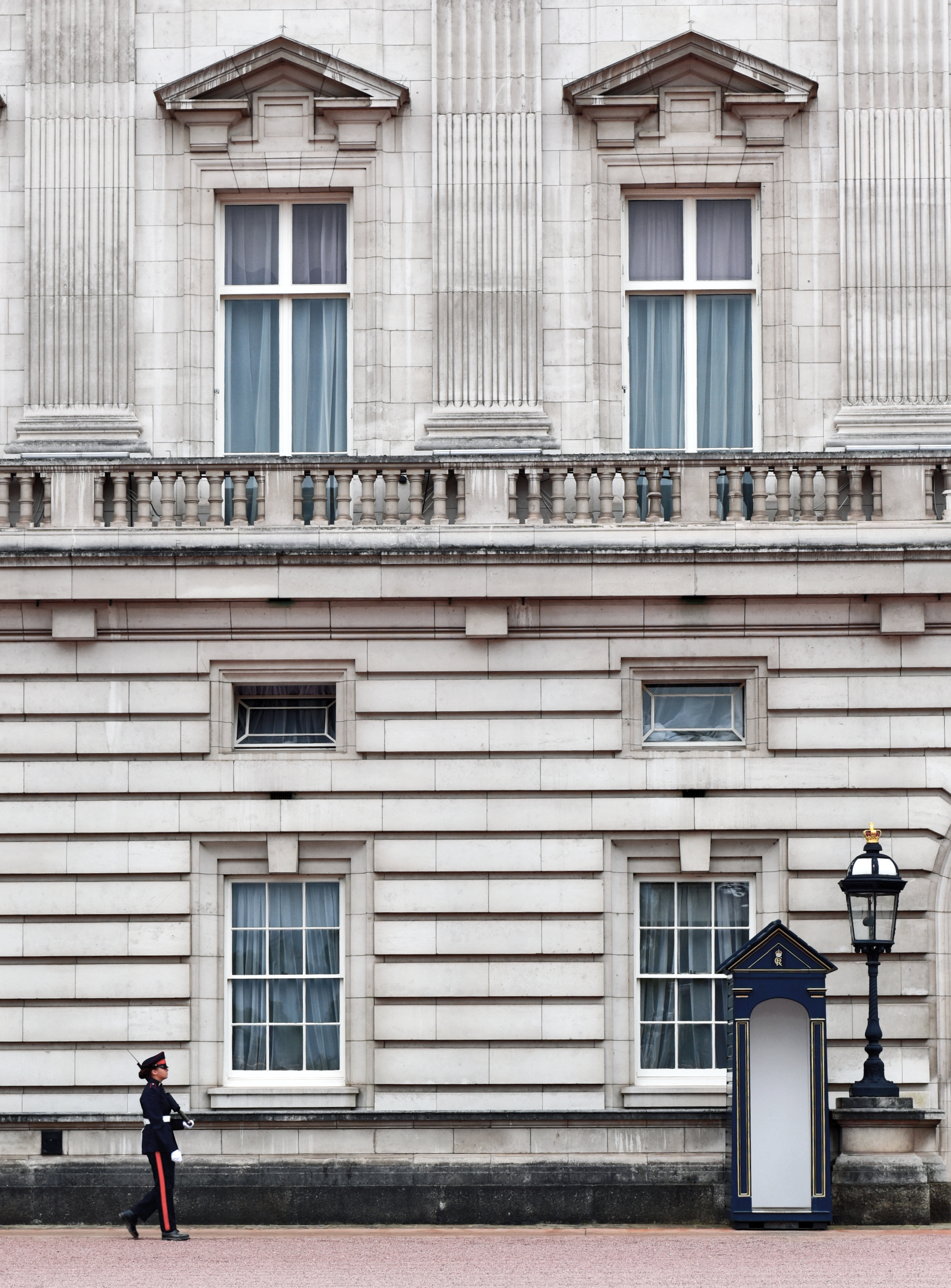 是英国君主在伦敦的主要寝宫及办公处