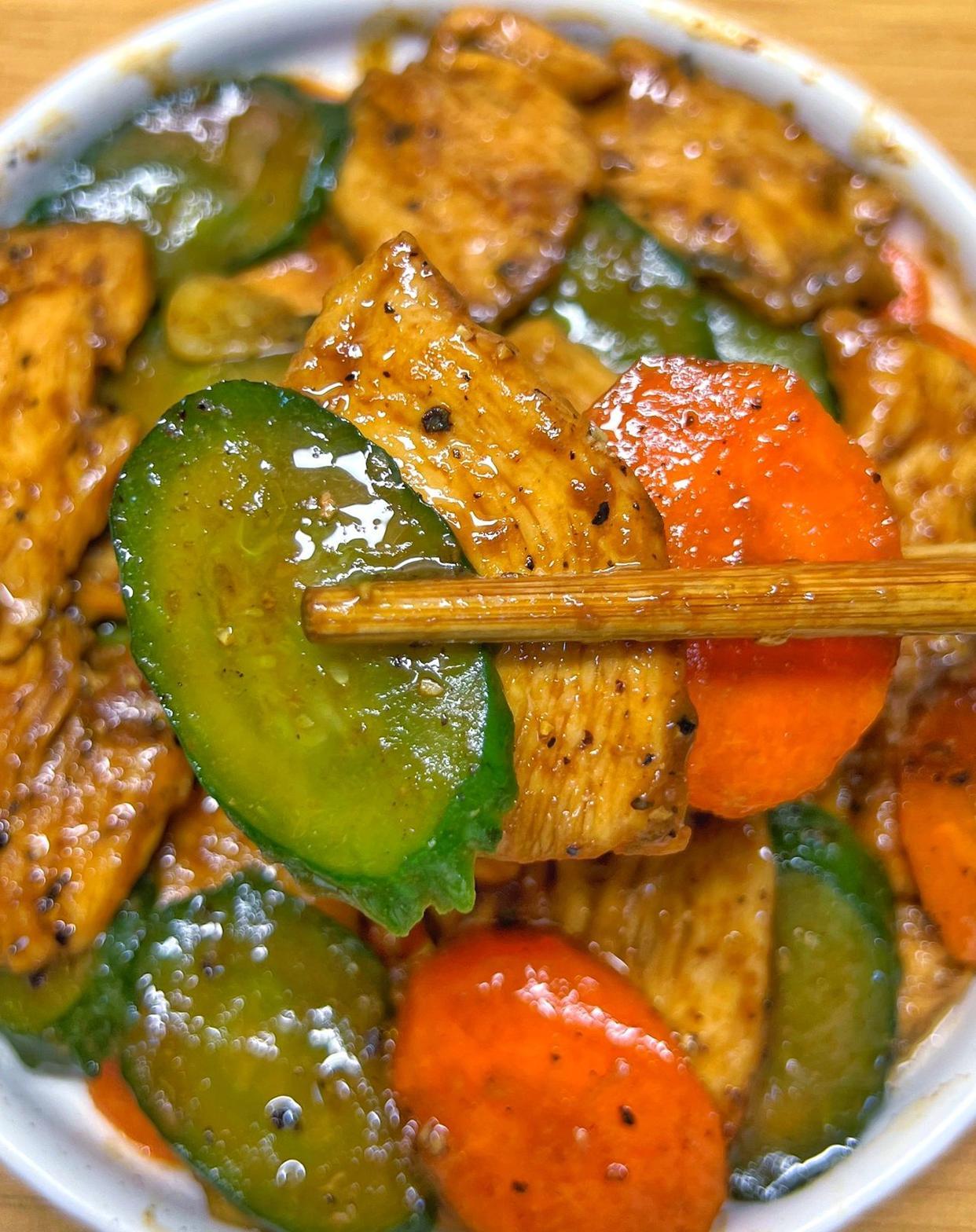 减脂餐!黄瓜炒鸡胸肉!