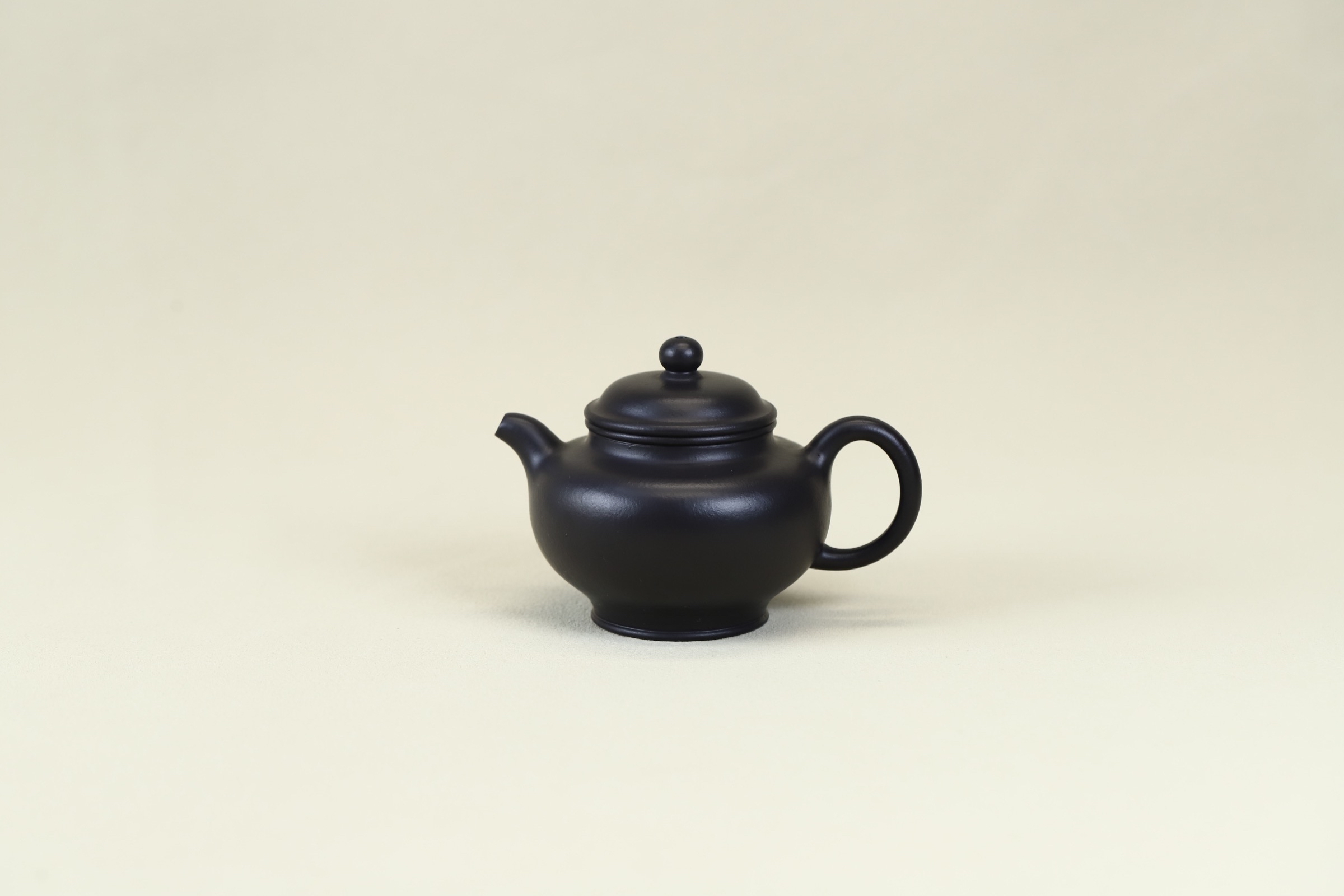 在那熙熙攘攘的市场上,你可能会邂逅一类独特的茶壶,它们的色彩宛若