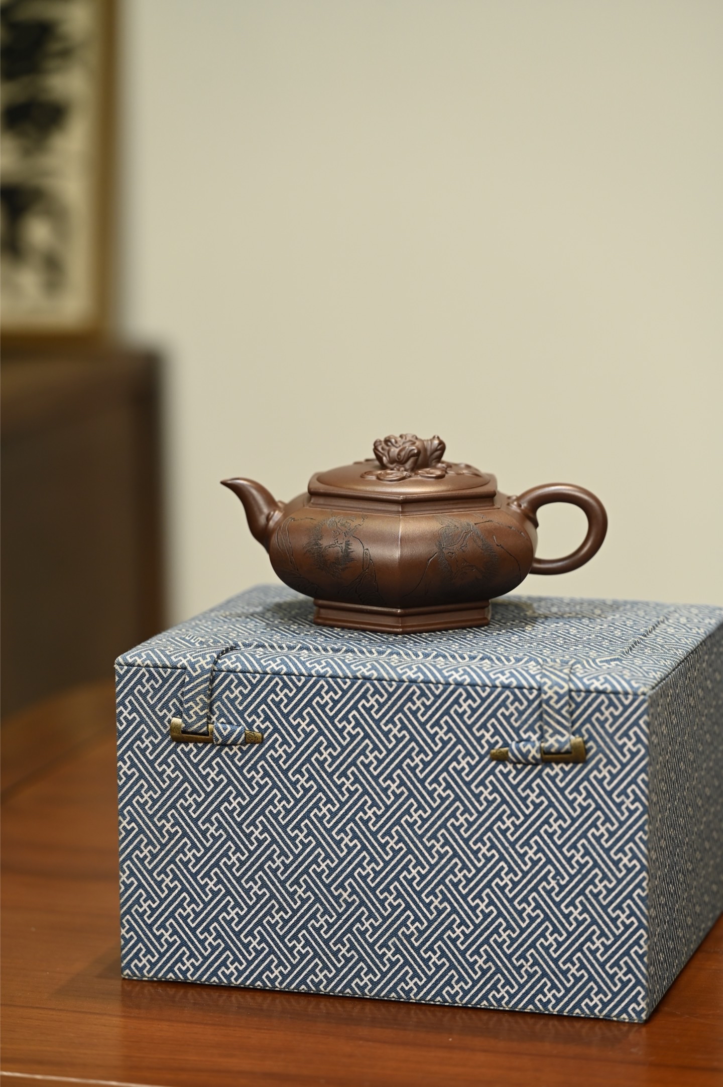 金蟾纳福·全手工 容量440c 泥料,极品老紫泥 壶身六方设计,扁而挺括