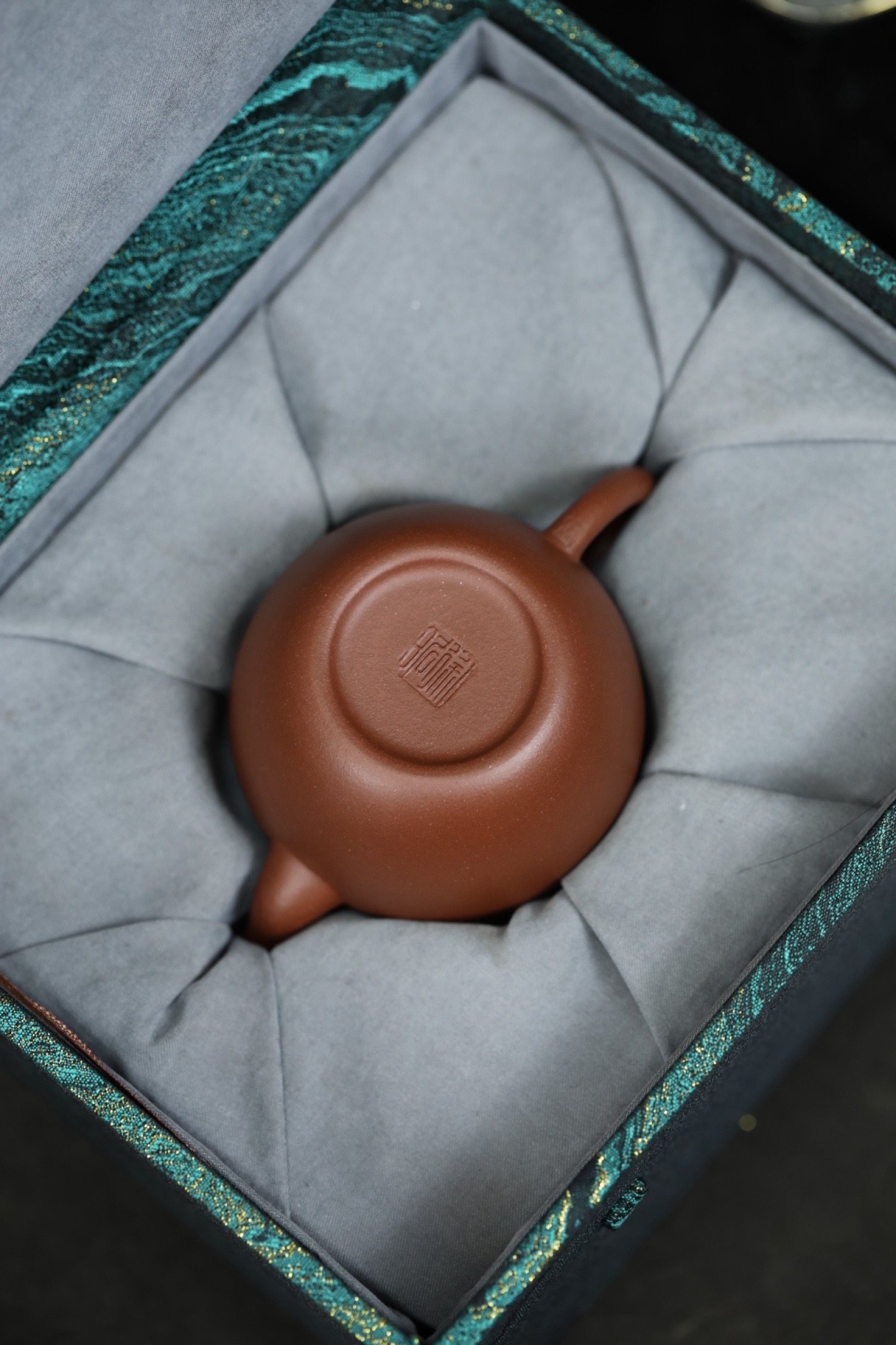 高执宫灯·精品茶器 容量200cc 泥料,优质紫泥 壶形挺拔俊逸,长颈连盖
