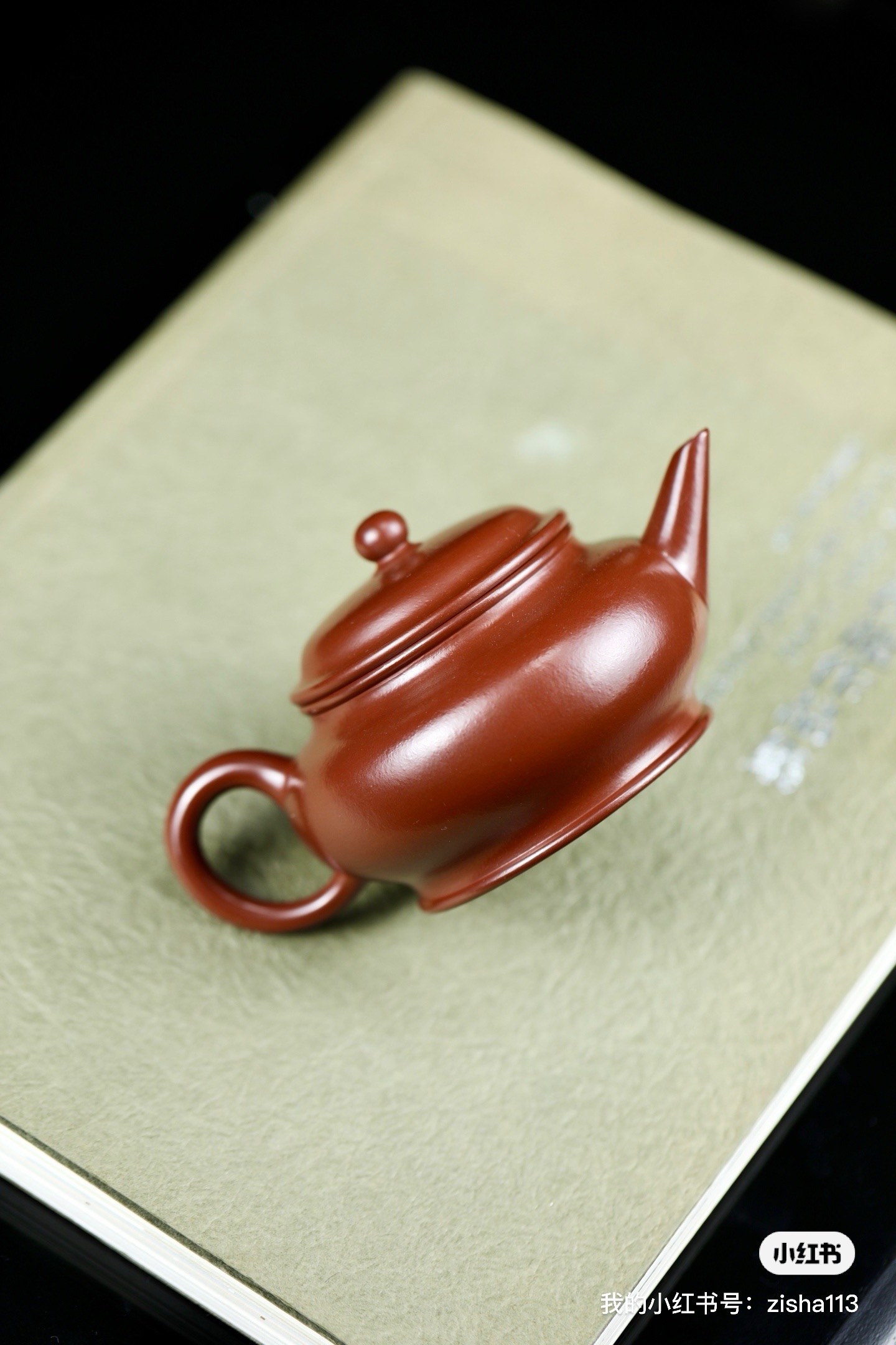 以前基本上是柴窑,温度没有现在这么高和稳定啊,烧出来的壶自然很灰的