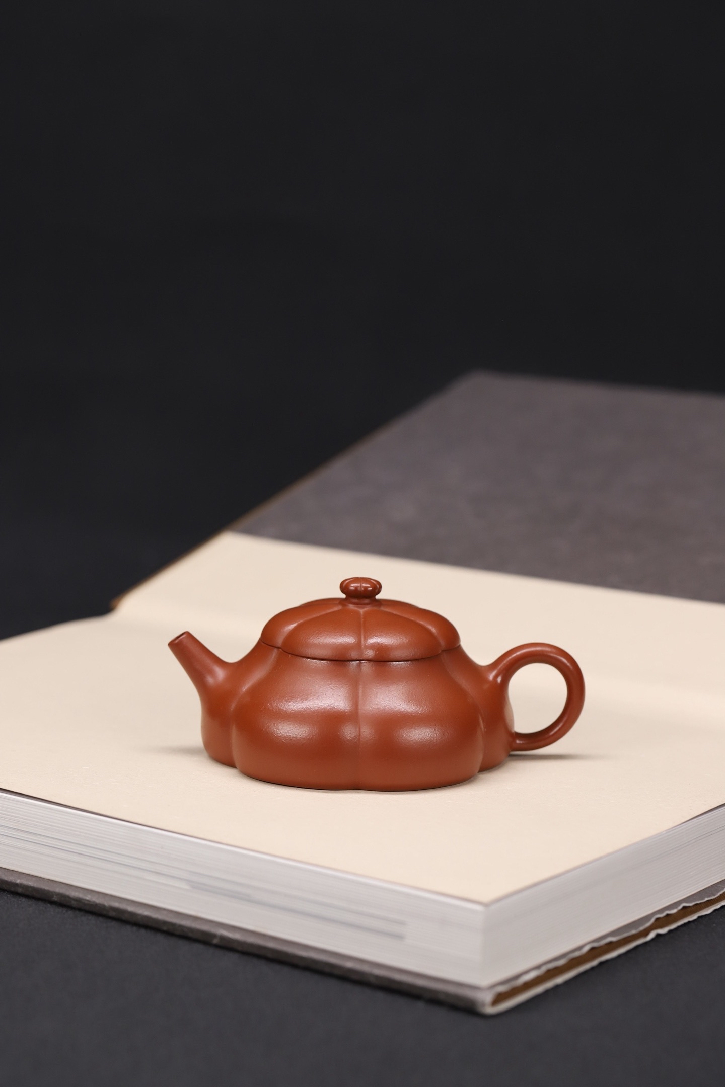 个人感觉现在的紫砂壶由于追求表面完美,烧结温度普遍较高,密度较大