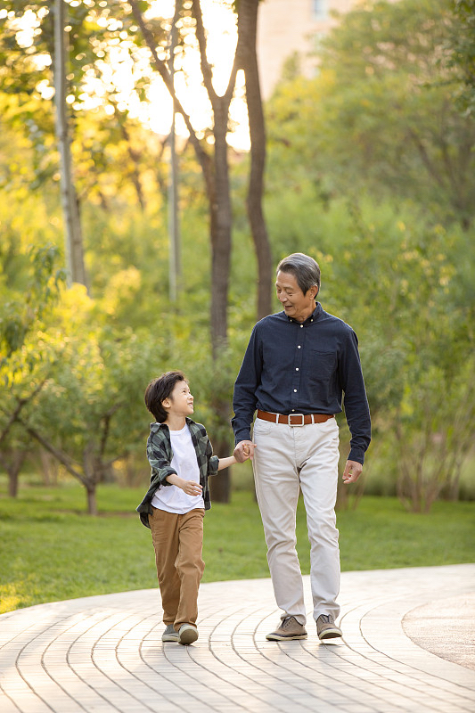 爷爷答:当然可以 孙子继续问:那能不能当司令?