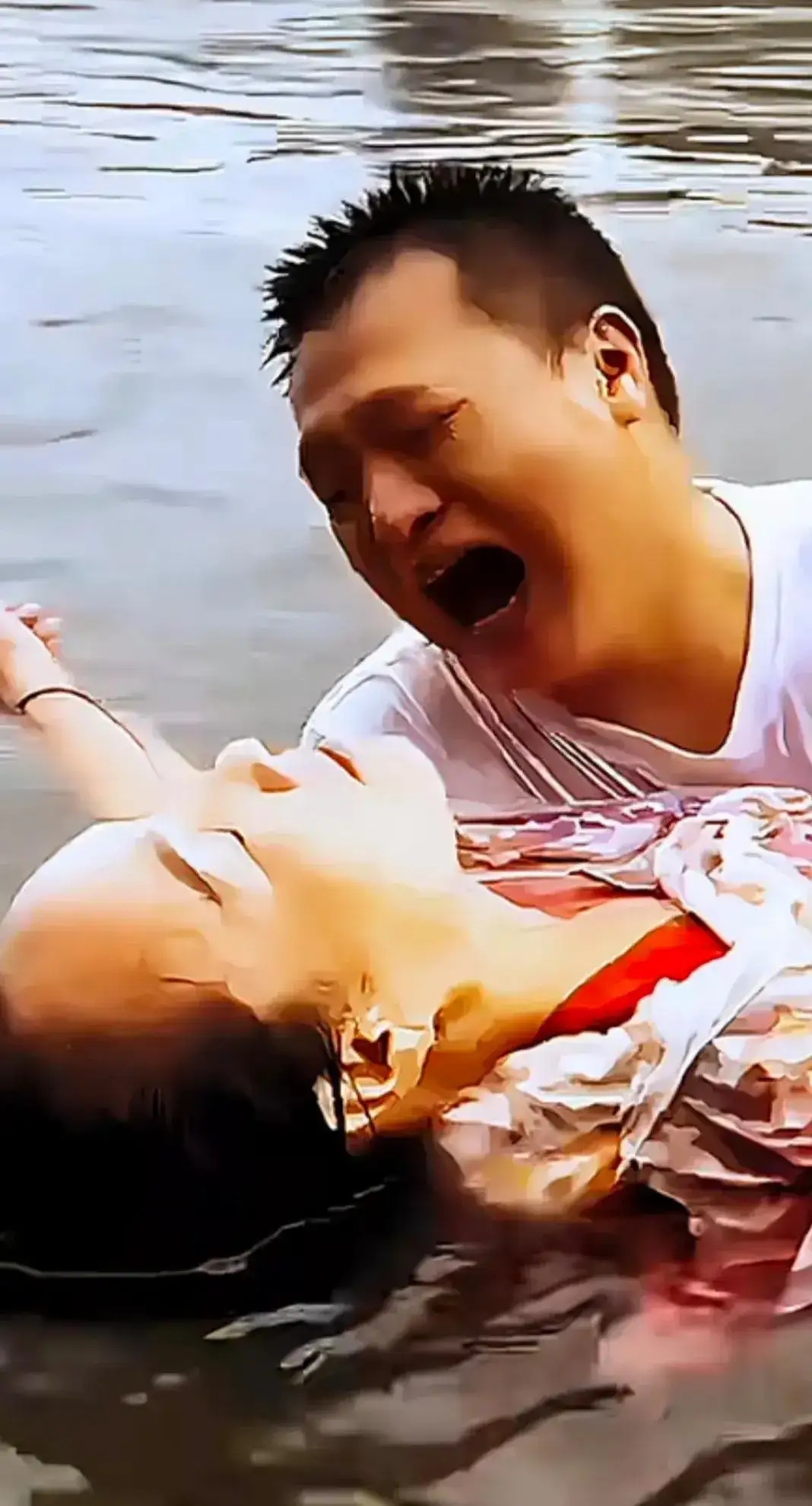 人都吵没了,妻子因吵架跳江自尽了,当丈夫发现时