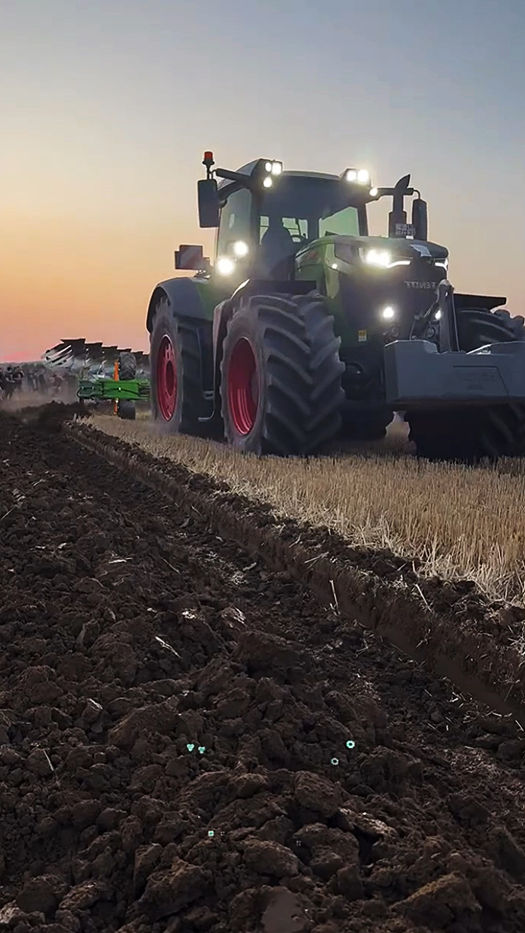 大型农用机械倒地太快了