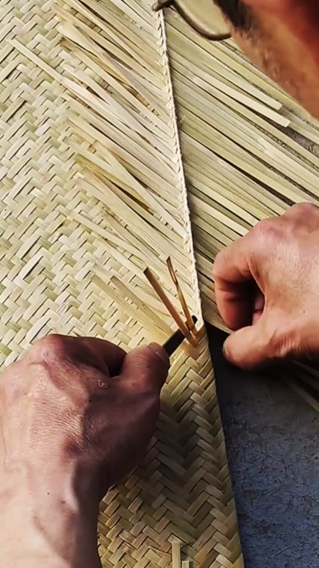 手艺人手工编织的凉席