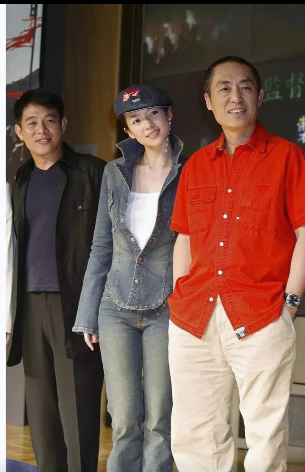 照片中,站在一起的李连杰,章子怡与张艺谋,都是