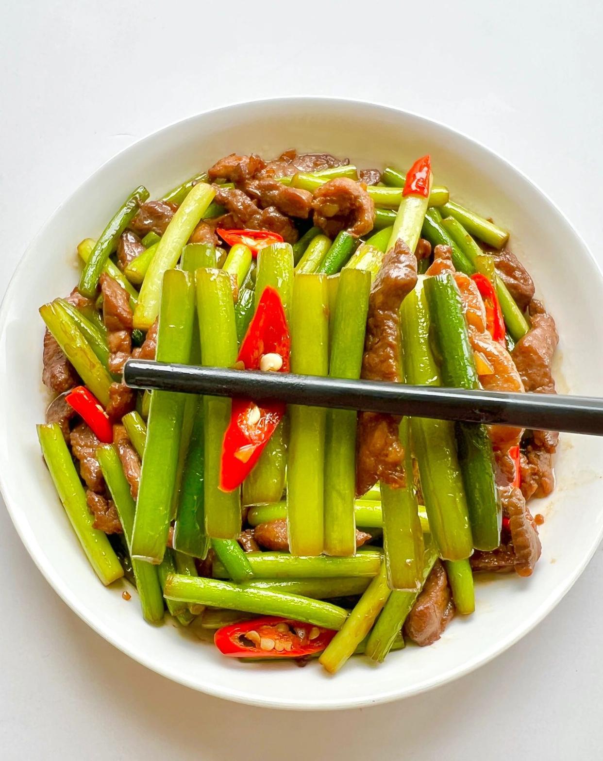 从小吃到大的家常菜蒜苔炒肉丝