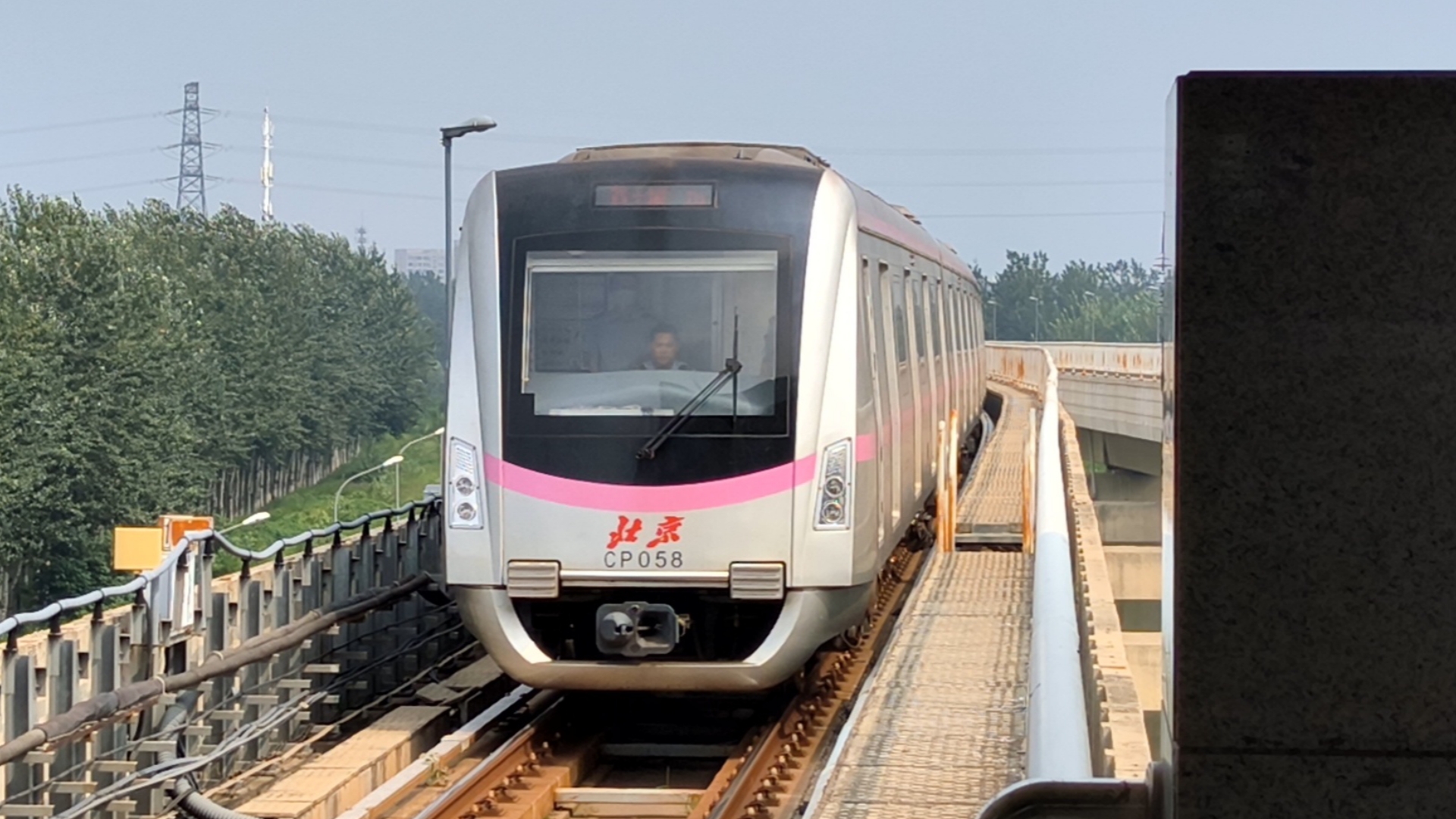 钢轨架彩虹,圆梦都市圈