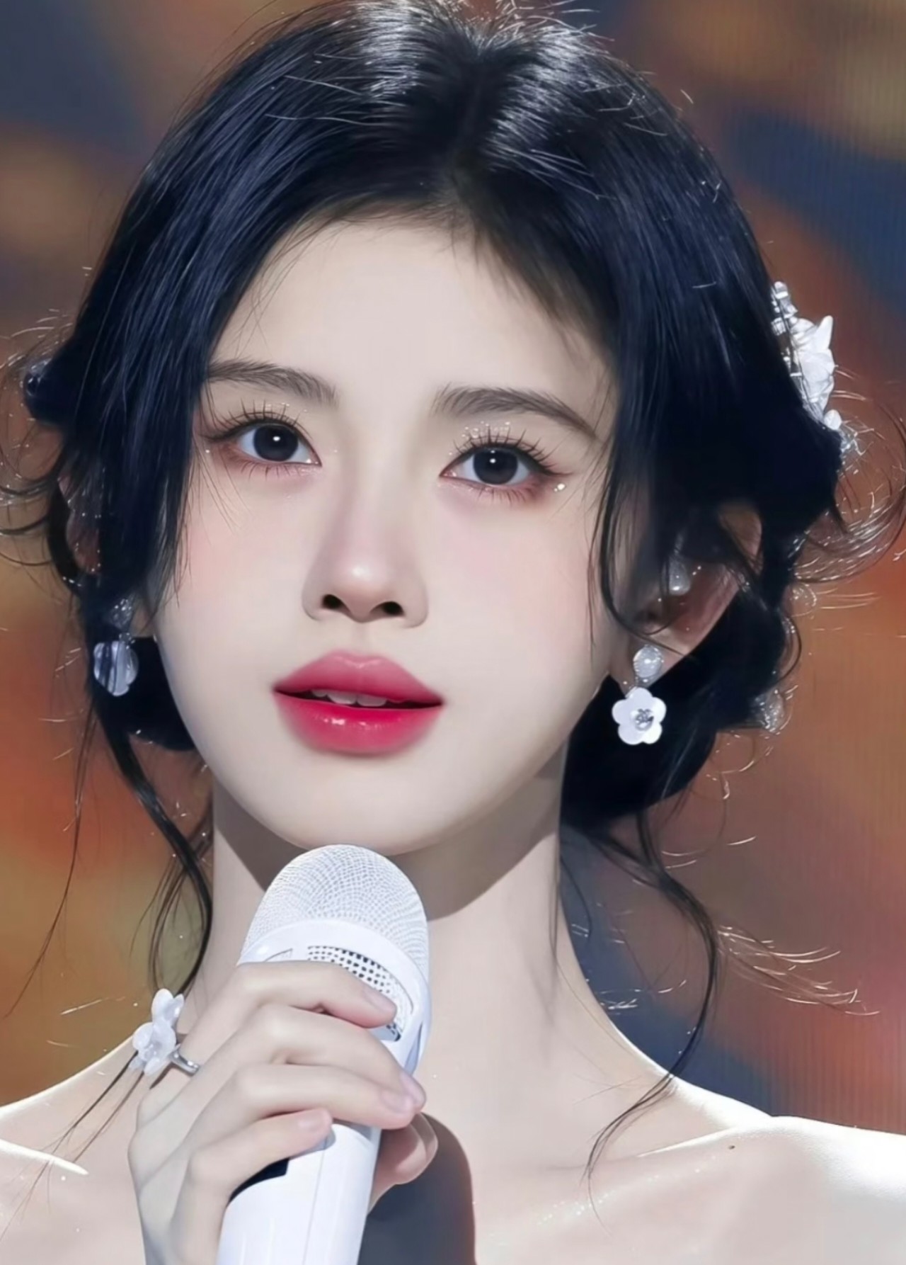 鞠婧祎真是好伟大的一张脸,浅浅的,扇形双眼皮 就很适合镜头,内鱼那位