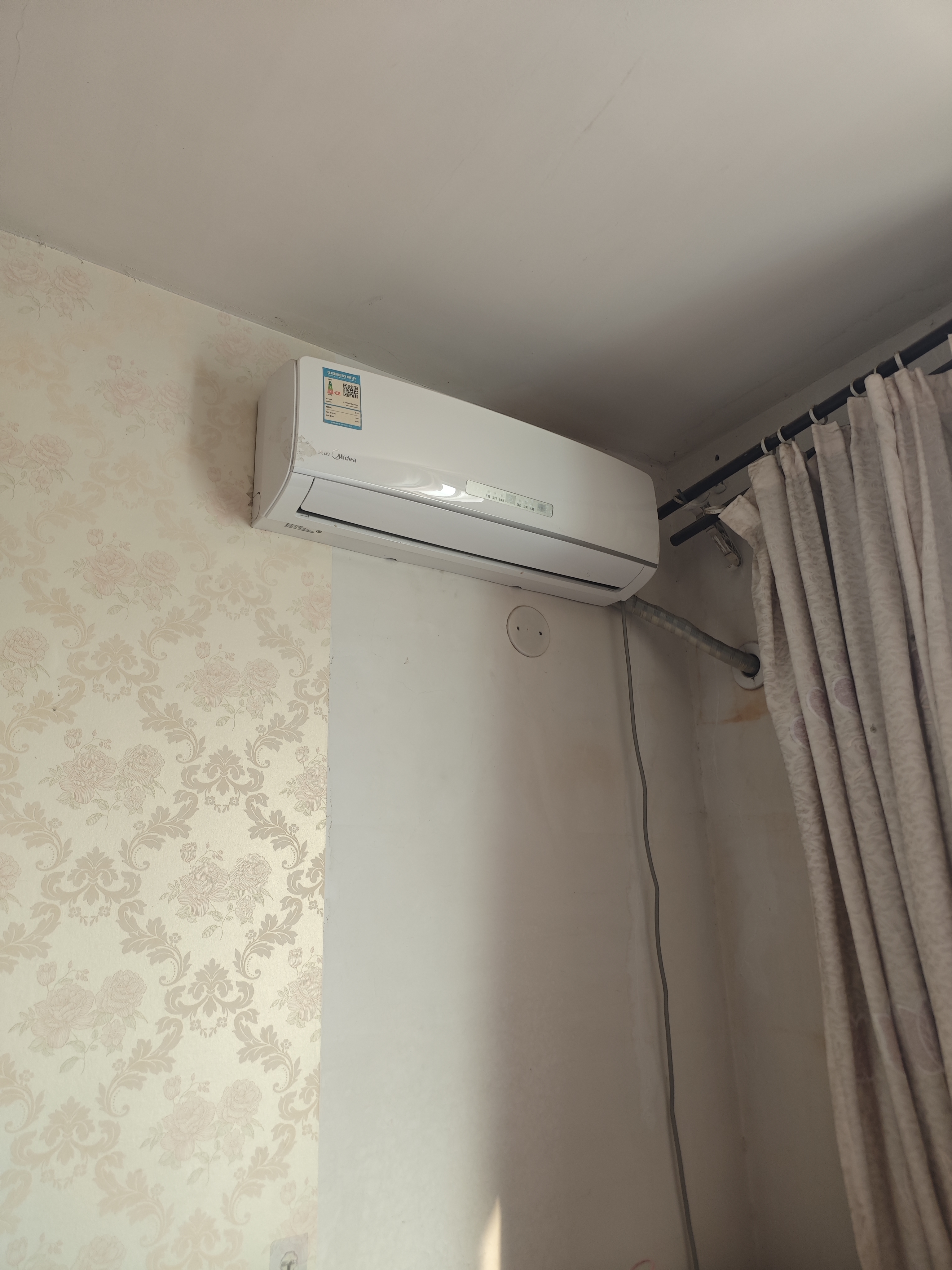 不觉的已经一个多月了 天气慢慢变热,屋里有空调但是没有插电源的地方