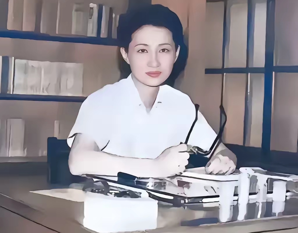 她年轻时被赞为"美得不可方物",这张拍摄于1947年的照片,是她被软禁在