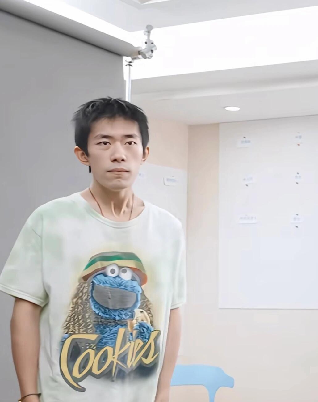 易烊千玺这是换脸式表演吧!面相都变了,不愧是四字弟弟