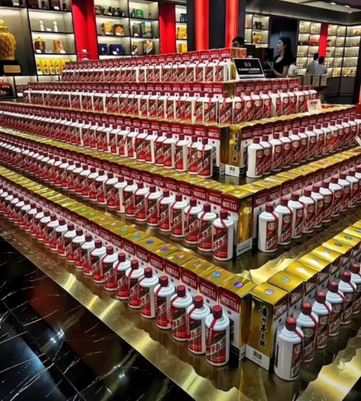 时,茅台突然甩出王炸:减产经典500ml飞天,火力全开推文创和大容量酒!