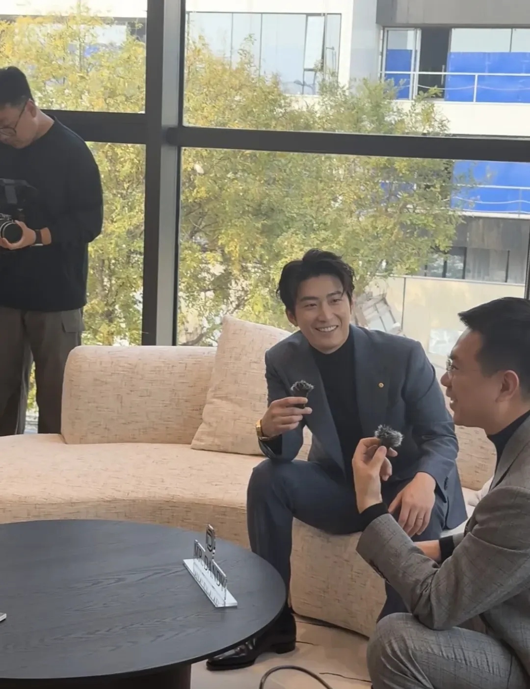 他现身西安出席活动穿着一身深色西装发型板正个子高挑身形清瘦