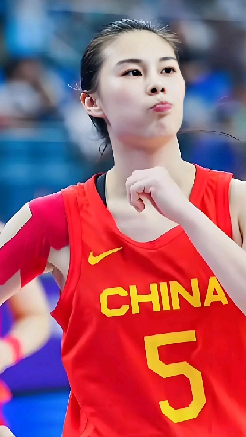 王思雨打球拼命的姑娘,接李梦传球一条龙冲击上篮不惧对抗