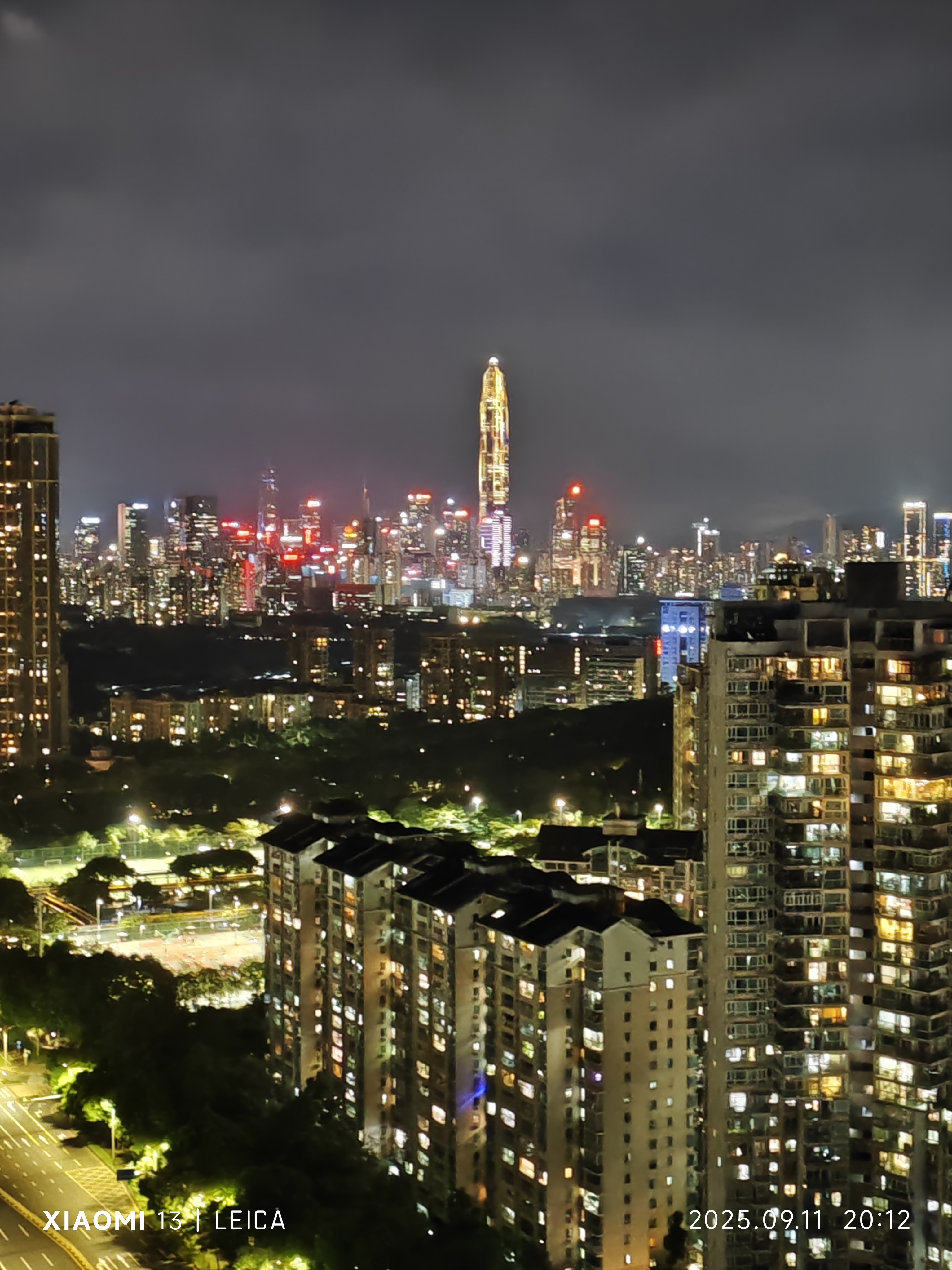 这是中国超大城市深圳的内透夜景,今天去朋友家串门,在他楼顶上看到这