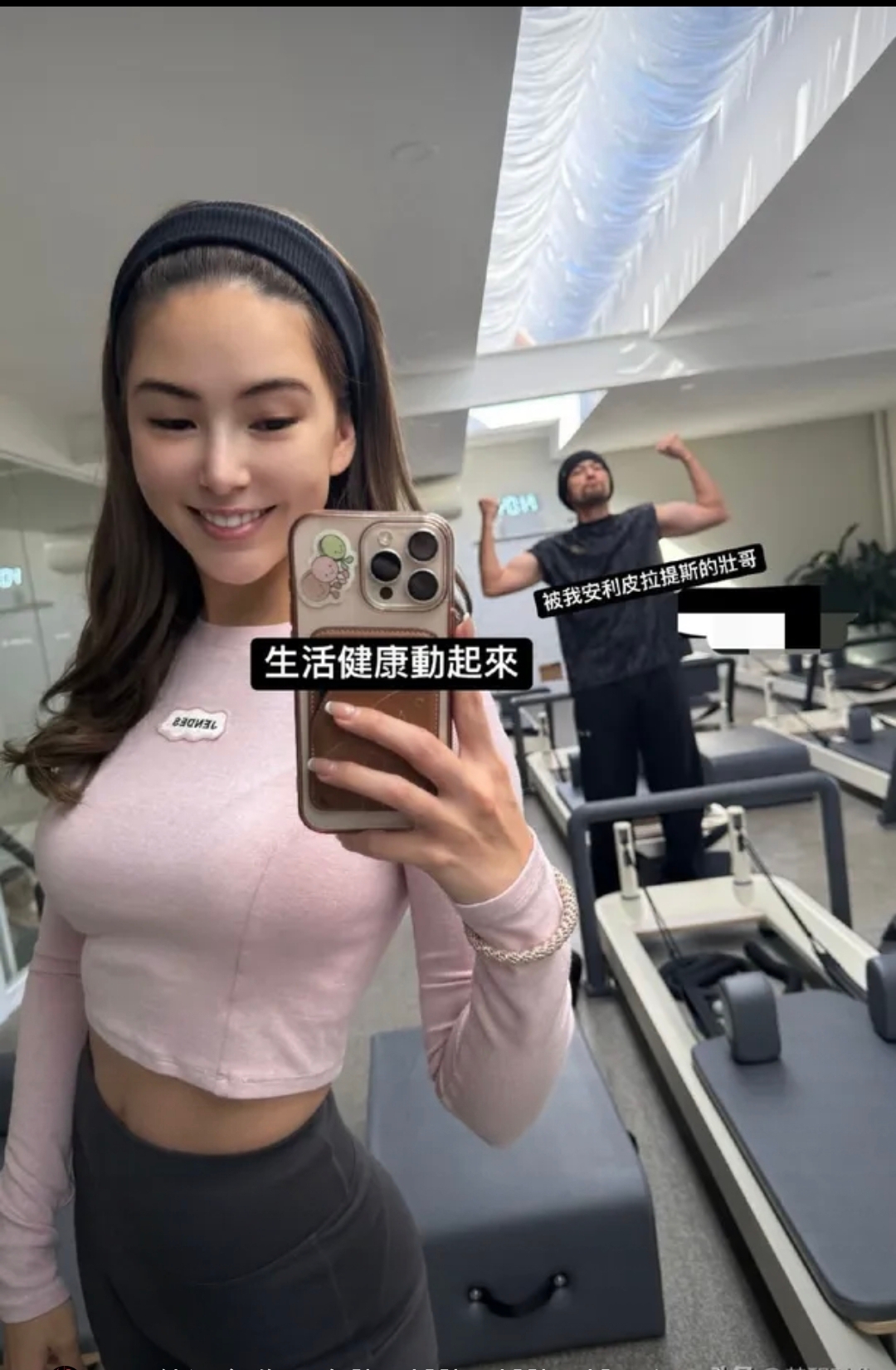 46岁的周杰伦,还是常穿着那件熟悉的黑色卫衣,只是满脸尽显老态,背