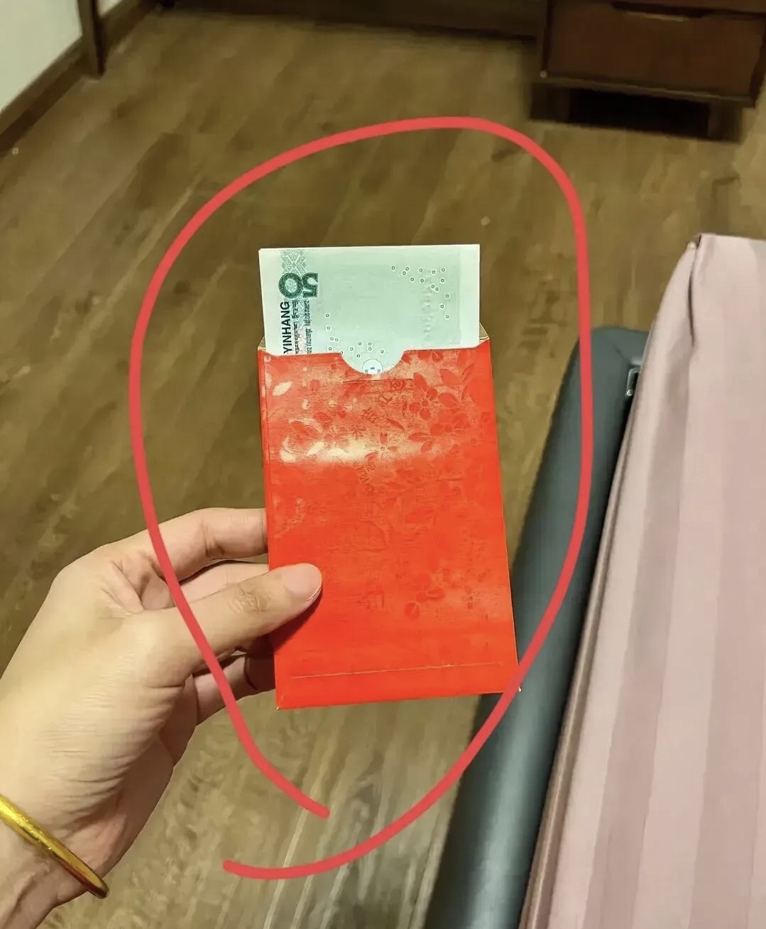 远嫁广西三四年了,每年回来给我家孩子的红包就50块