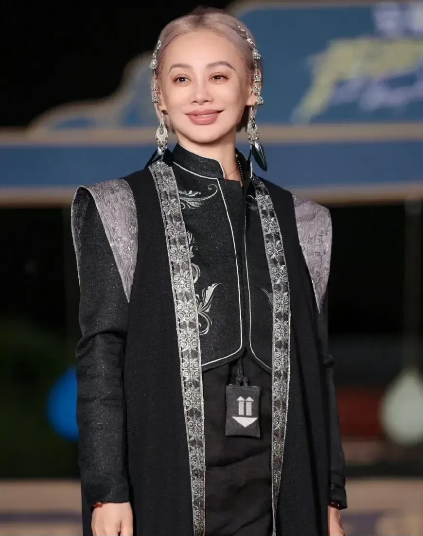 现在的宁静,一眼看过去,依然能确定是她,但这张脸,看上去就没个舒适