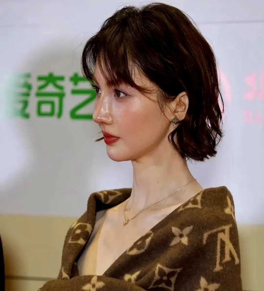 不过话说回来明星换个造型风格太正常了你看有些艺人今天飒爽明天