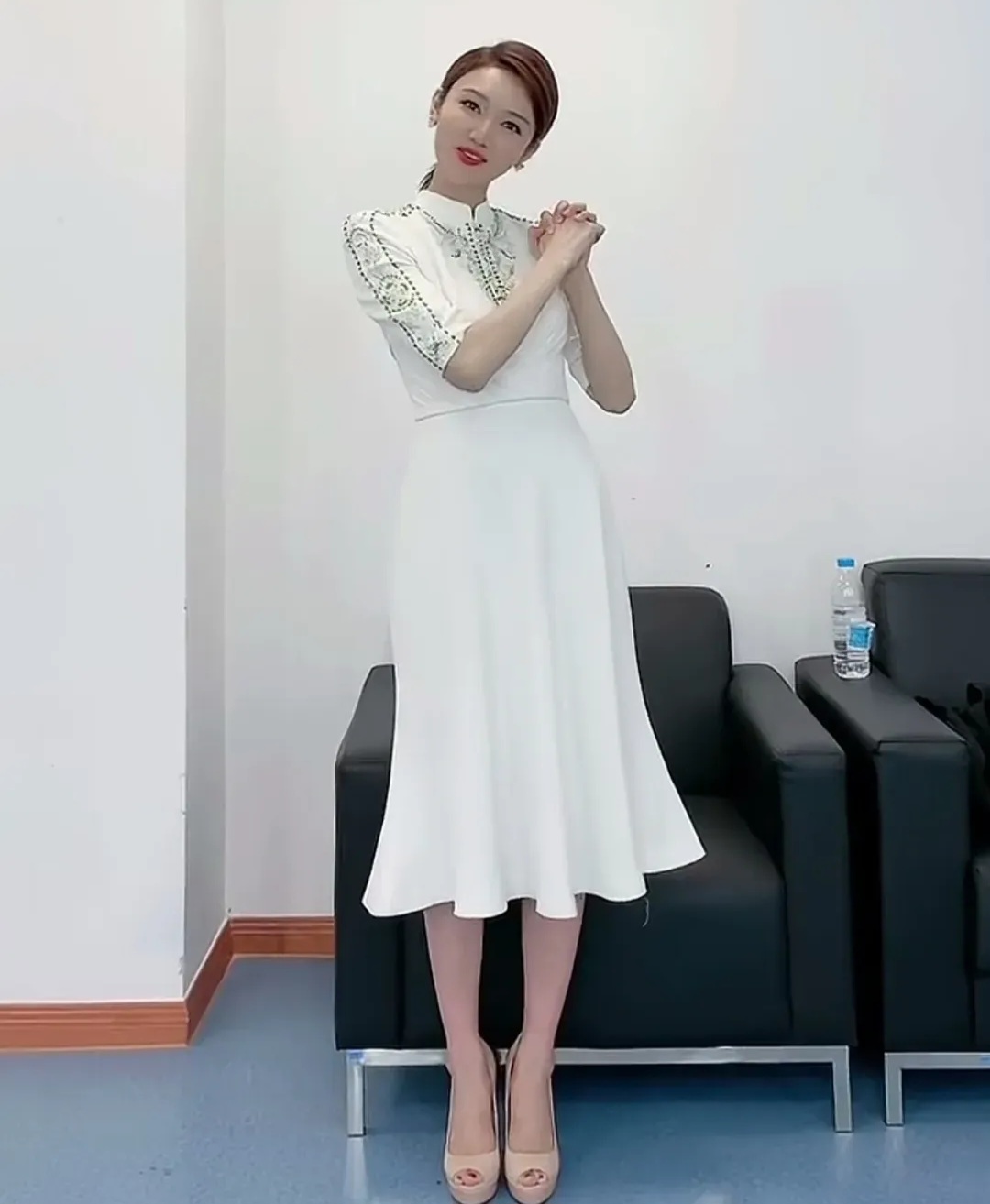 龙洋,央视一姐,一身白裙气质非凡,要是不穿这露脚趾头的鱼嘴鞋,就更