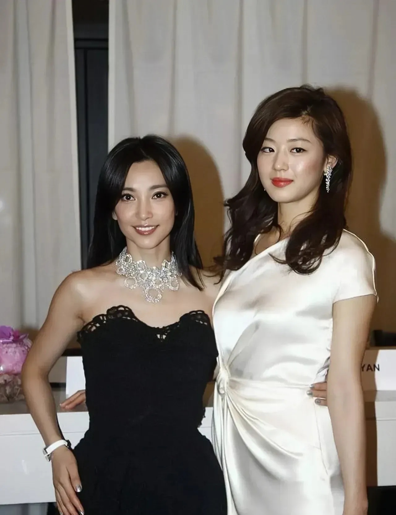 建议你们去看一下 雪花秘扇 ,我原来一直觉得全智贤很好看,然后她和