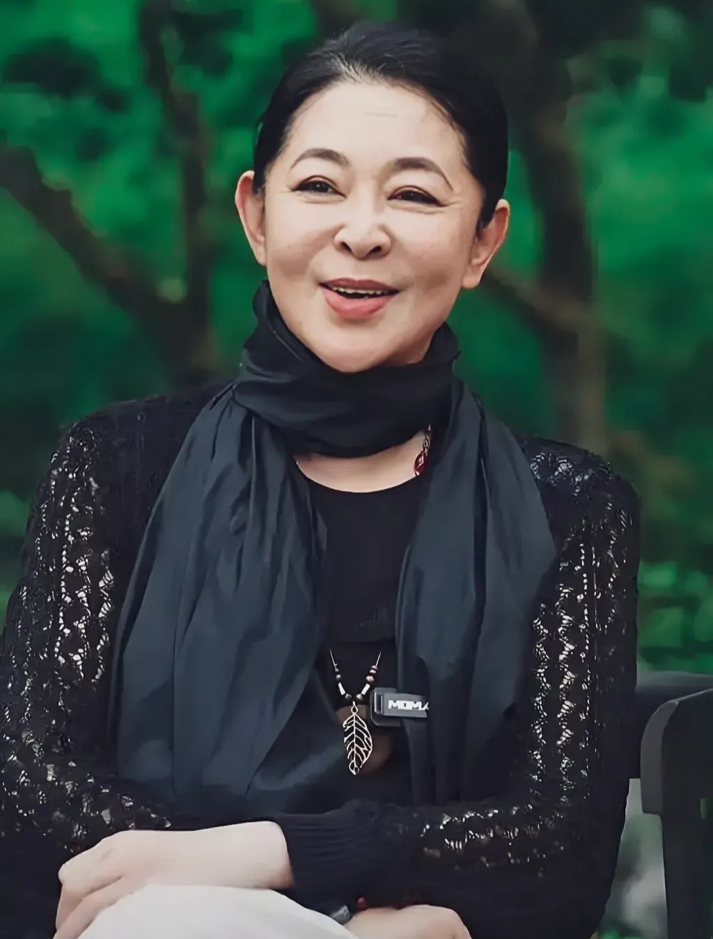 对比倪萍老师年轻与现在的照片,就知道她只是老了而已,年轻时候满脸