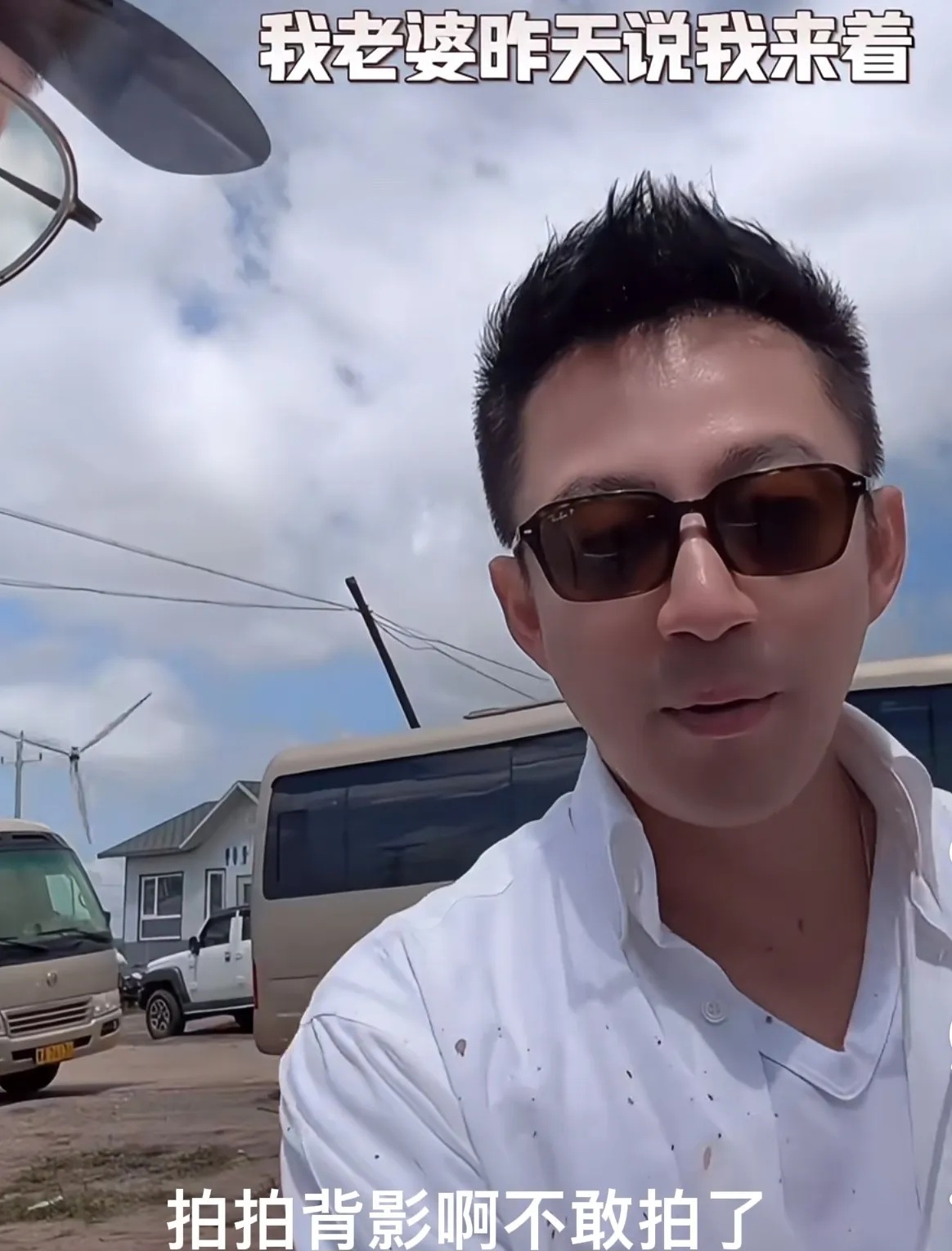 网友们在直播间里纷纷要求汪小菲拍一下二汪的背影啊怎么没看到