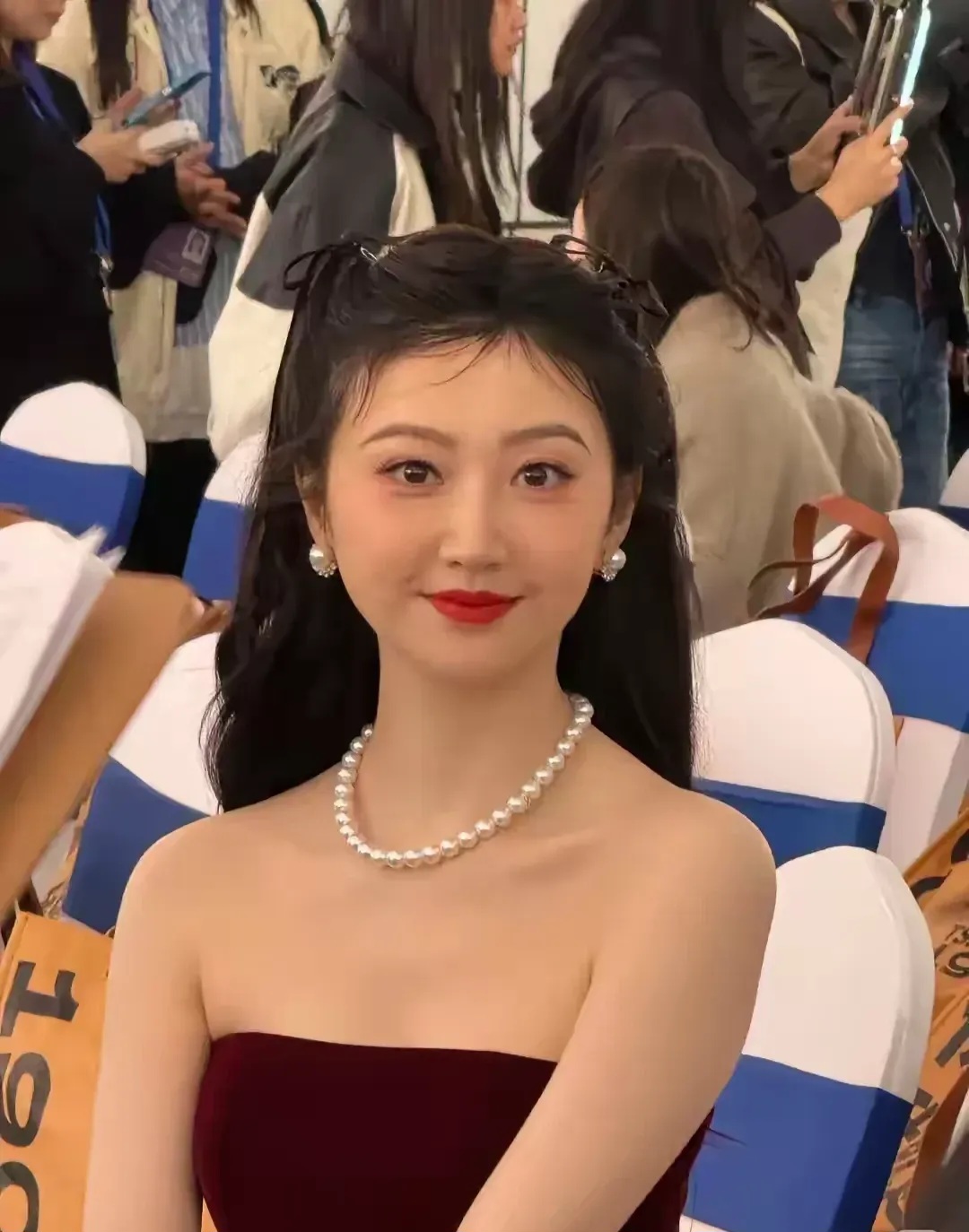 连脸型都变了以前我觉得她是小v脸现在成了小圆脸感觉这脸型非常