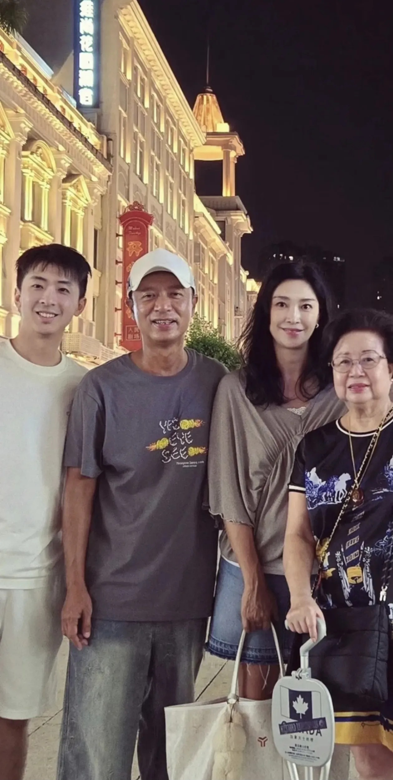 57岁的李克勤和家人近日在厦门度假,李克勤晒的好黑啊一点防晒都不做