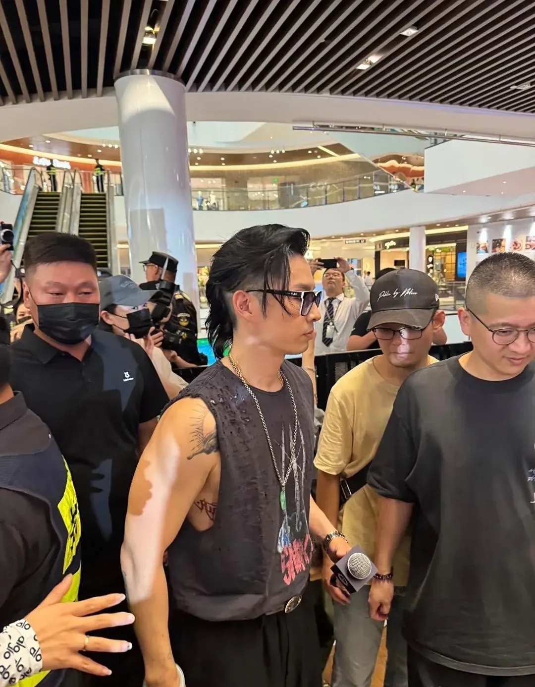 47岁的他近日参加活动长身玉立魁伟美壮肌肉线条好流畅充满力量