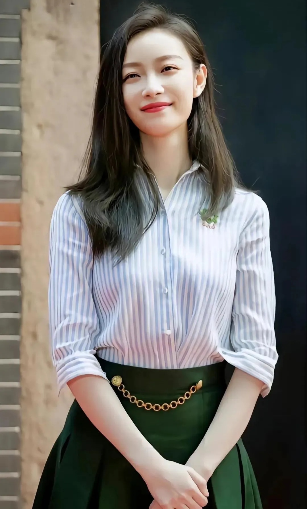 看来明星也是普通人你看不化妆的倪妮皮肤黝黑都还没有路人白