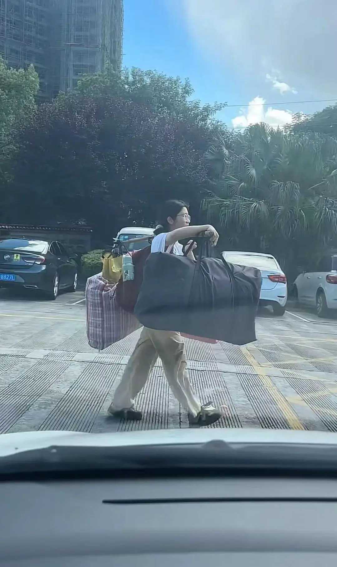 扁担挑起的不只是行李更是骨气 2025年6月9日,广西桂林灌阳县高考考生