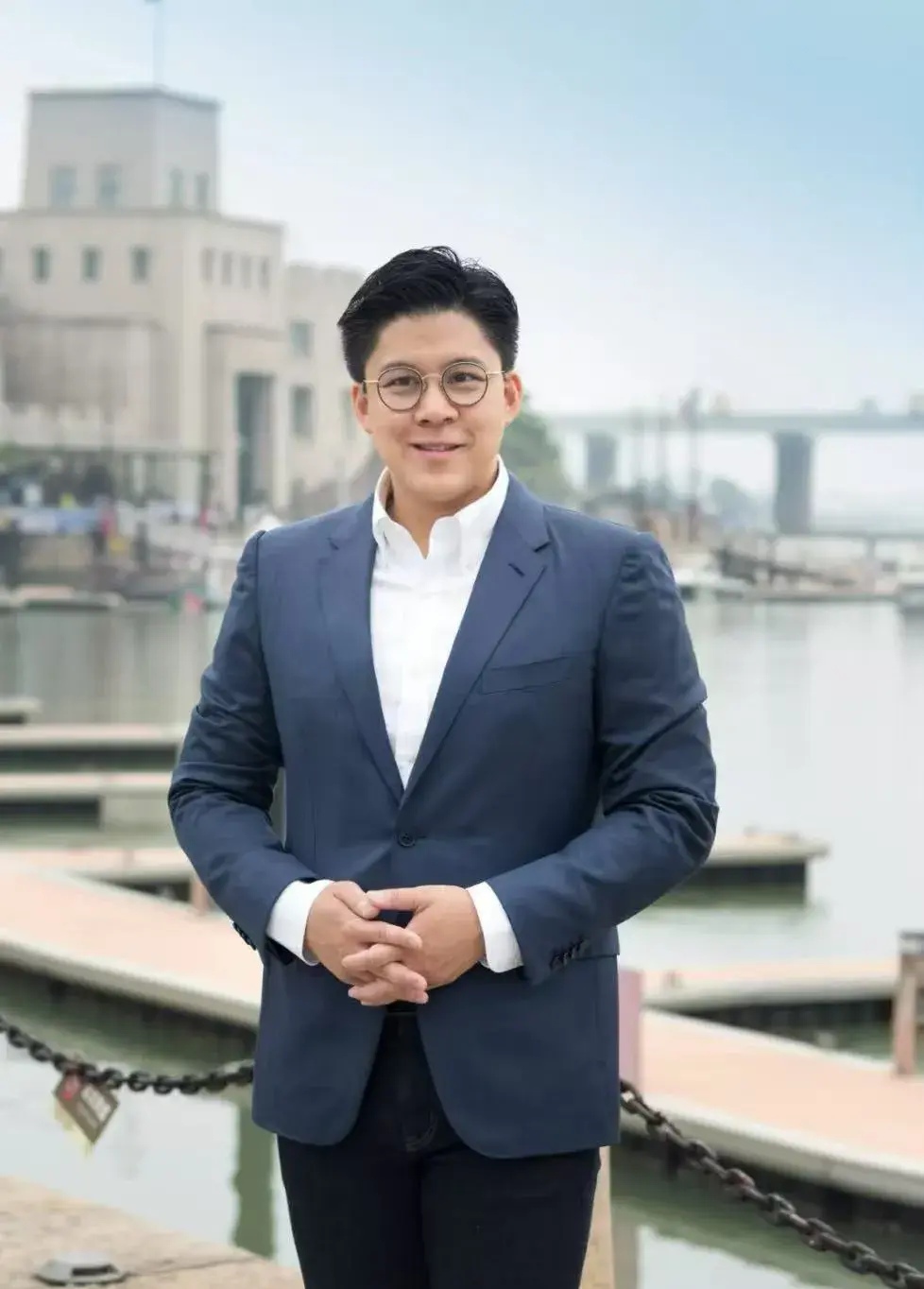 凌晨三点半的霍启刚,没在家里睡觉,也没在酒店里享受,也没在会所里