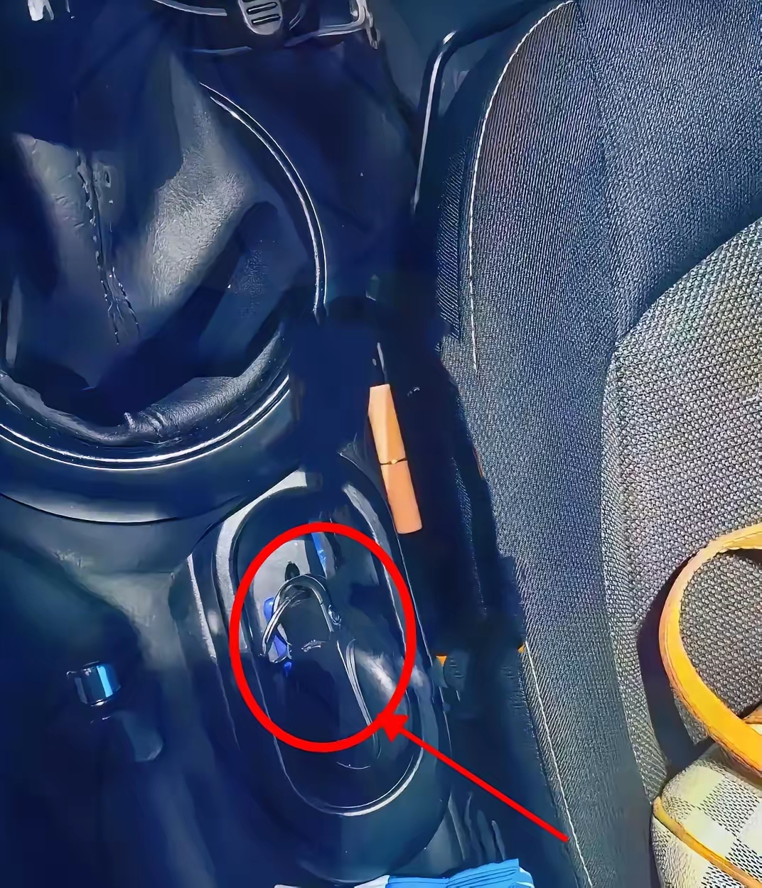 车装窃听器一般会放在哪里蹲在路边等待汽车配件的照片车上的杜蕾斯