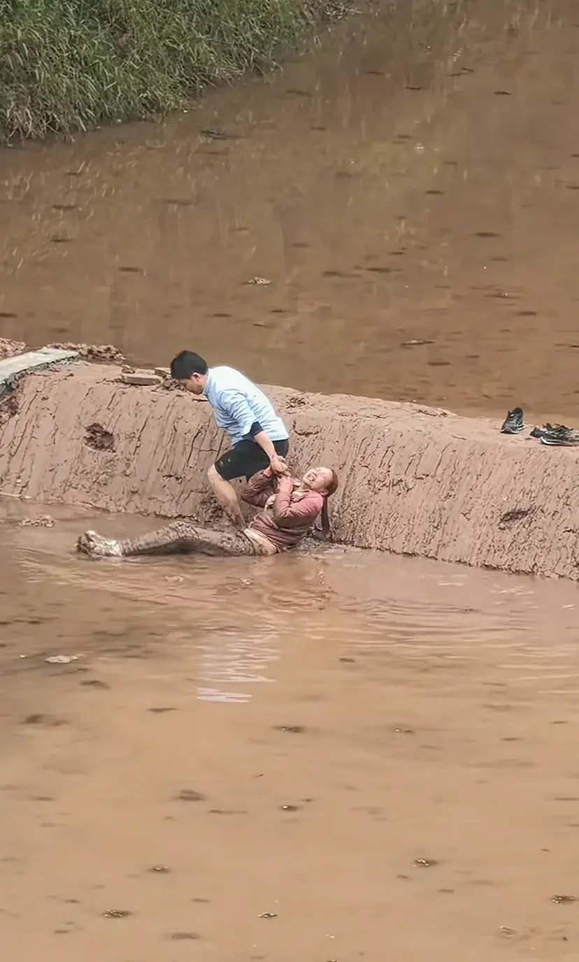 她跑到冰冷的水稻田里躺着,婆家人和丈夫看到后却不理不睬